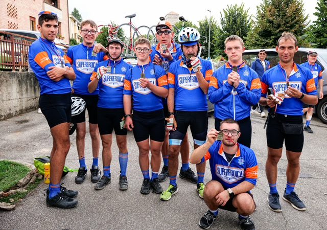 “SuperEroica” 2024: mai così numeroso il gruppo di ciclismo sociale della Fondazione Allianz UMANA MENTE